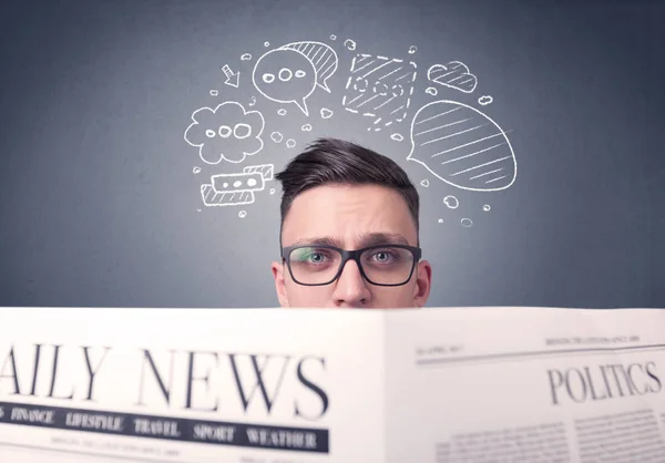 Empresário lendo jornal — Fotografia de Stock