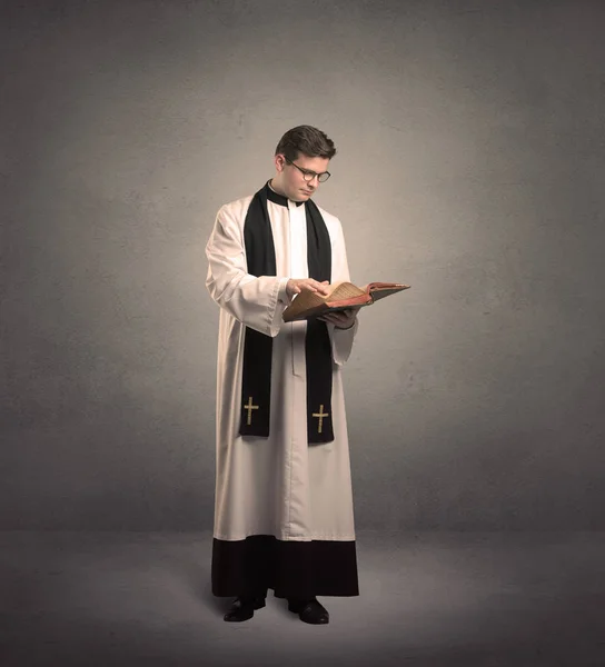 Onun nimet veren genç rahip — Stok fotoğraf