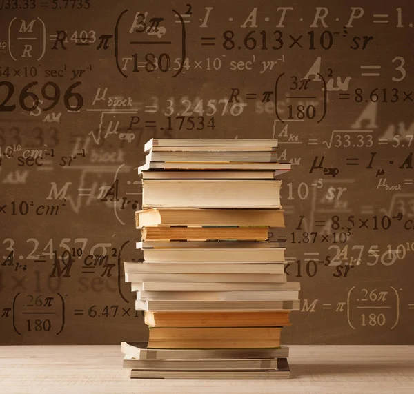 Livres sur fond vintage avec formules mathématiques — Photo