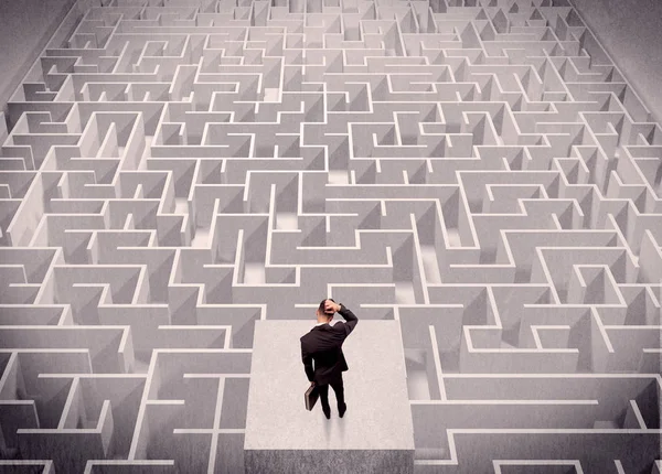 Uomo d'affari guardando labirinto dall'alto — Foto Stock