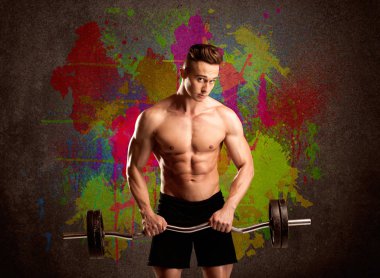 Renkli duvarı ve kilosu olan güçlü bir adam.