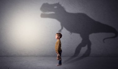 Sevimli çocuk arkasında dinazorların gölge