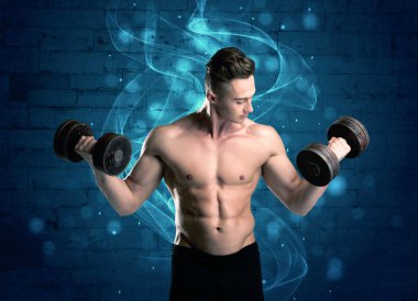 Çekici güçlü fitness adamı ağırlık kaldırıyor.