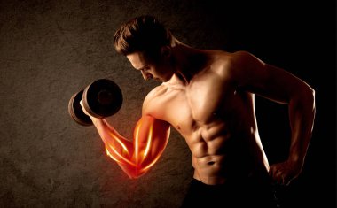 Formda vücut geliştirici, kırmızı kas konseptiyle ağırlık kaldırıyor.