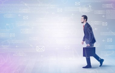 İşadamı ile posta kavramı yürüyüş