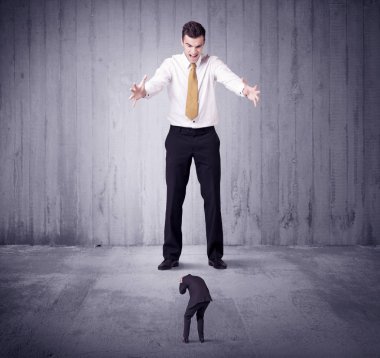 Büyük patron küçük iş adamına lokma atıyor.