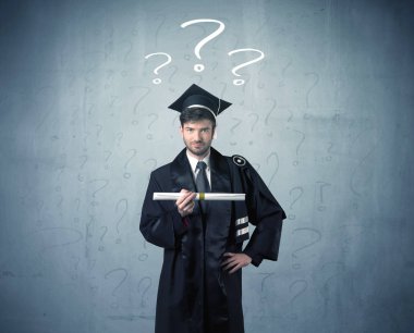 Soru işaretleri çizilmiş genç mezun.