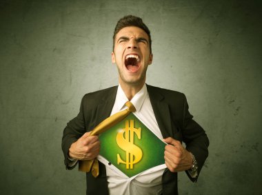 Gömleğini sandığının üstünde dolar işareti olan kapalı yırtılma işadamı