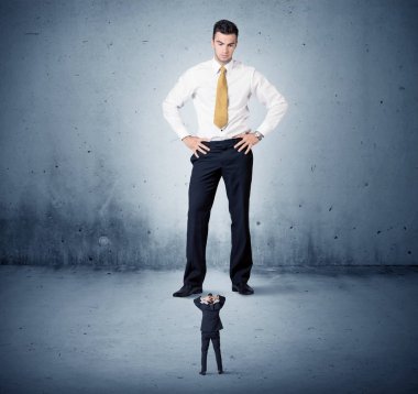 Öfkeli büyük iş adamı küçük adama lokma atıyor.