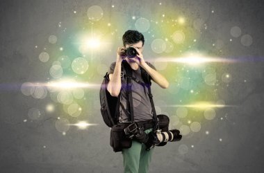 Yanıp sönen ışıkları olan fotoğrafçı