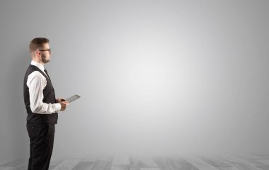 Boş bir alanda ayakta işadamı