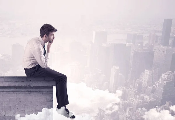 Sales person sitting on building edge in city — Stock Photo, Image