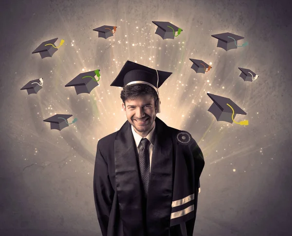 Graduado universitario con muchos sombreros voladores — Foto de Stock