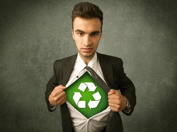 環境保護活動家ビジネスマンがリサイクルサインでシャツを引き裂く — ストック写真