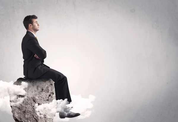 Trabajador de oficina sentado sobre una roca — Foto de Stock