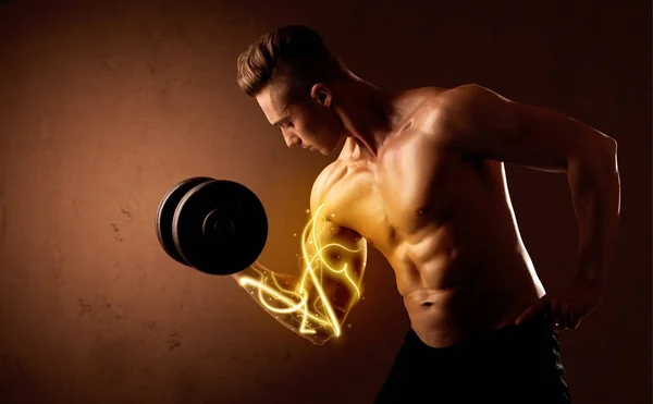 Construtor de corpo muscular levantar peso com luzes de energia no bíceps — Fotografia de Stock