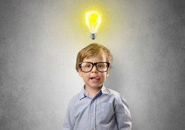 Başının üzerinde ampul ile küçük çocuk mull üzerinde