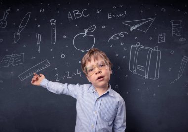 Kadar çizilmiş bir karatahta önünde küçük çocuk