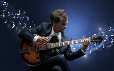 Yalnız besteci gitar çalmaya