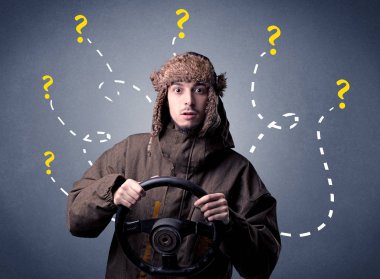 Elinde direksiyon tutan adam