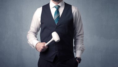 Businesman ayakta elinde aracıyla