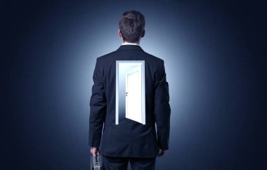 Sırtını kapıya ile ayakta işadamı