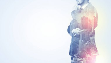 Sırtında siyah anahtar deliği ile ayakta adam