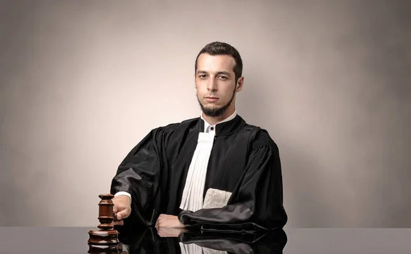 Oldscool ガウンで若い裁判官 — ストック写真
