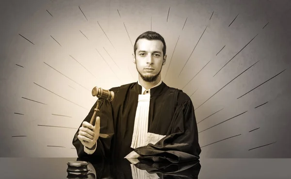 Oldscool unga domare i klänning beslutar — Stockfoto