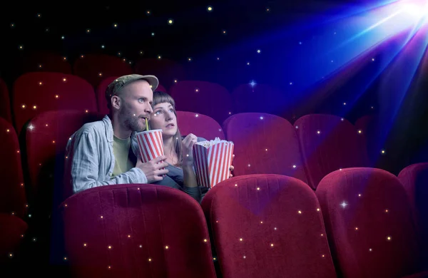 Schöne paar beobachten 3d film — Stockfoto