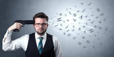 Yakışıklı adam silahla başına ateş