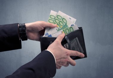 Takım elbise elinde euro cüzdanından dışarı alır