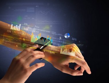 Smartwatch giyen kadın eli kapatın