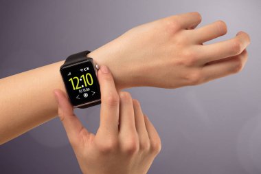 Giyen ve smartwatch basarak el