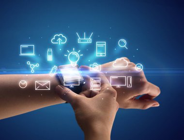 Smartwatch Multimedya sembolleri ile giyen el