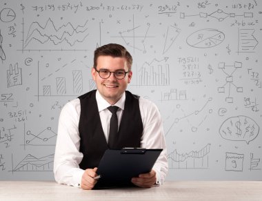 Masada oturan bir iş adamı.