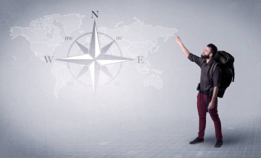 Sırt çantalı genç adam.