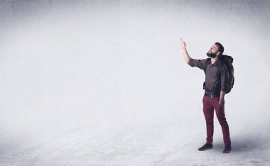 Sırt çantalı genç adam.