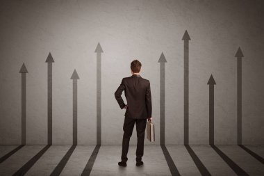 Satış kişi oklar duvar kavramı üzerinde bakarak