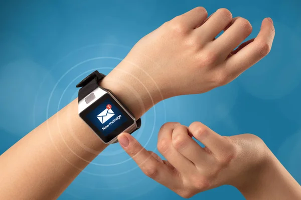 Ruka s smartwatch a modré pozadí — Stock fotografie
