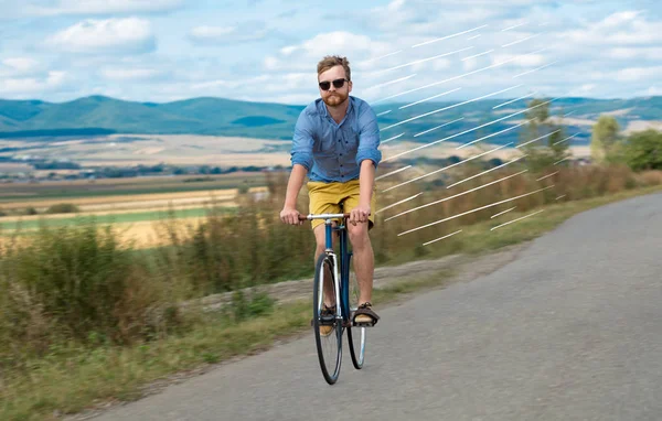 Příležitostné cyklista jedoucí na kole velmi rychle — Stock fotografie