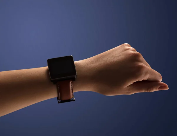 Närbild kvinnliga hand med balck smartwatch skärm — Stockfoto