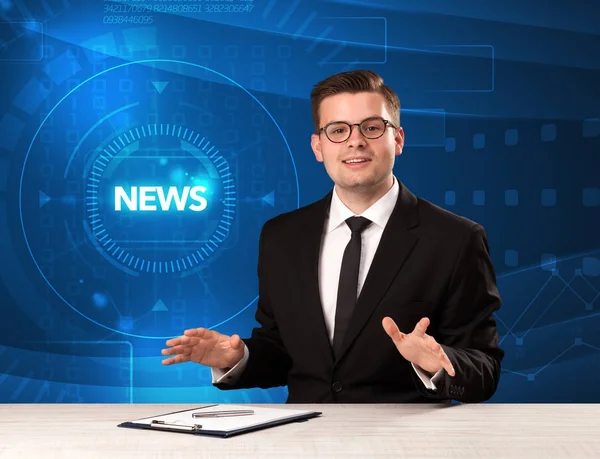 Moderner Fernsehmoderator, der die Nachrichten mit tehnologischem Backg erzählt — Stockfoto
