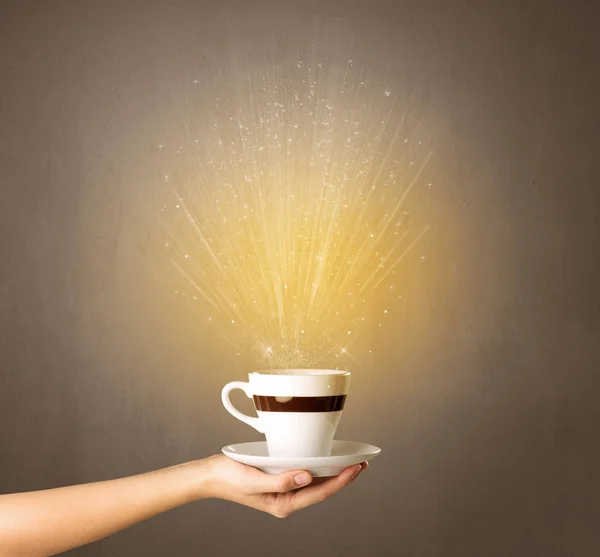 Mão feminina segurando xícara de café — Fotografia de Stock