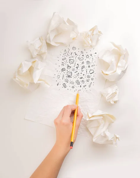 Mão de escrita em papel amassado — Fotografia de Stock