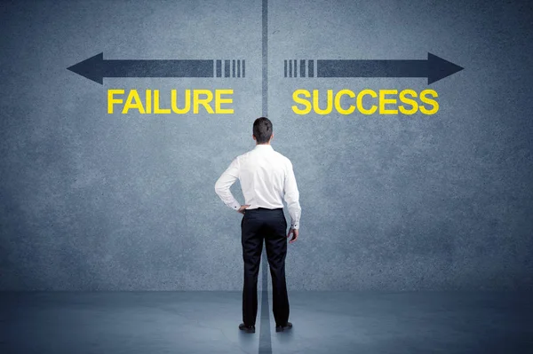 Επιχειρηματίας που στέκεται μπροστά από την επιτυχία και αποτυχία έννοια βέλος — Φωτογραφία Αρχείου