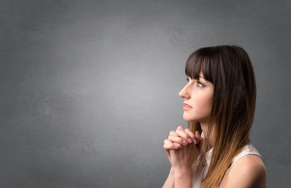 Konzept für betende Mädchen — Stockfoto