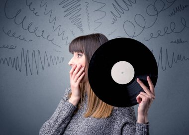 Vinil kaydı tutan kadın