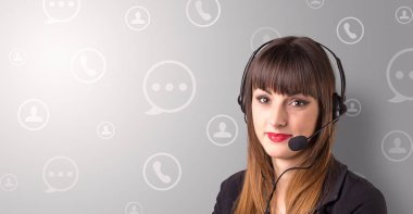 Genç kadın telemarketer