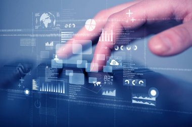 Yüksek teknoloji simgeleriyle elle basılan klavye tuşları